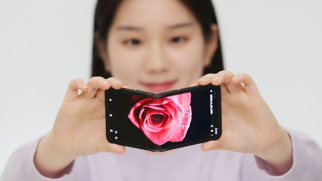 Samsung’s new display tech could forge the way to thinner and lighter foldable phones